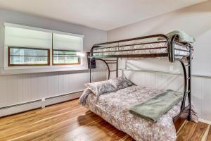 Un dormitorio con una litera y una ventana. en Family Home Close to Warwick, 5 Mi to Lake!, en Monroe