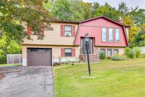 una casa roja con garaje y entrada en Family Home Close to Warwick, 5 Mi to Lake!, en Monroe