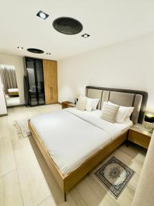 Un dormitorio con una cama grande en una habitación. en Elite Luxury Suites at Diamond in City, en Accra