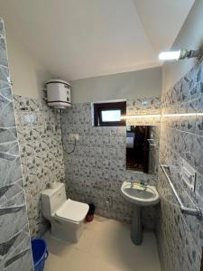 Et badeværelse på Kumaon Roop Resort Near Neem Karoli Temple