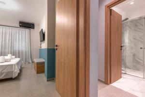Habitación con una puerta que conduce a un dormitorio en Callisto Elegant Apartment Near Acropolis, en Atenas 40 fotos más