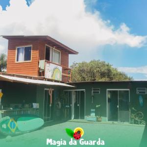 パリョサにあるPousada Magia da Guardaの船の前の家