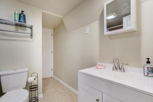 Ένα μπάνιο στο The Cozy Oak - Modern Basement Apartment +12 φωτογραφίες