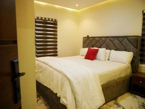 Una cama o camas en una habitación de LV-21 Service Apartment M03b