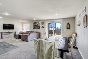 Μια τηλεόραση ή/και κέντρο ψυχαγωγίας στο The Cozy Oak - Modern Basement Apartment