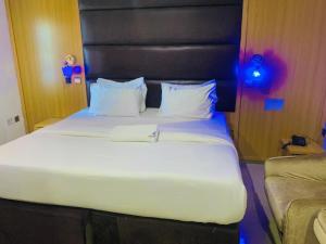 Una cama o camas en una habitación de Vienna International Hotel