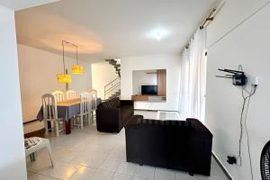 TV/trung tâm giải trí tại Cobertura Duplex com PISCINA PRIVATIVA de frente para o MAR 5 quartos até 14 pessoas