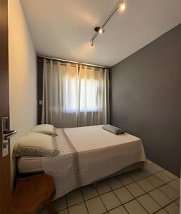 Giường trong phòng chung tại Cobertura Duplex com PISCINA PRIVATIVA de frente para o MAR 5 quartos até 14 pessoas +39 ảnh