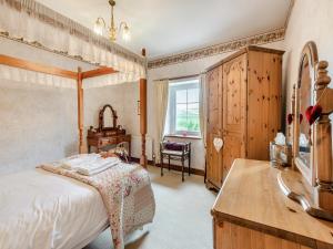 a bedroom with a bed and a sink at Rose Cottage - Lpd in Ireby