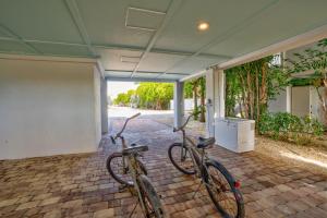 Ποδηλασία στο Sunset Tides - Waterfront Pool Home, 30' Dock ή στη γύρω περιοχή