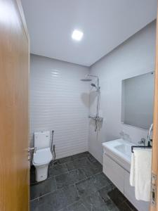 Un baño de O'Miramar Elegant Suite Sea View & Refined Design