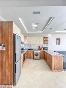 Una cocina o kitchenette en O'Miramar Elegant Suite Sea View & Refined Design 11 fotos más