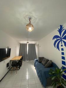 Μια τηλεόραση ή/και κέντρο ψυχαγωγίας στο Apartamento prox da Orla de Atalaia BL Arpoador