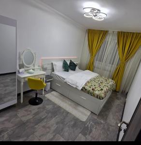 Un dormitorio con una cama, un escritorio y un espejo. en Zen apartament Metrou Nicolae Grigorescu, en Bucarest