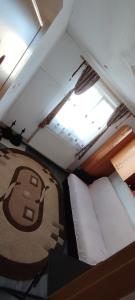 a small room with a bed and a light at Apartament 2 camere in Zărneşti +2 photos