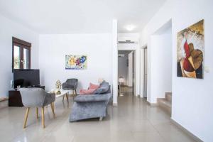 Μια τηλεόραση ή/και κέντρο ψυχαγωγίας στο Aggelina Pefkos