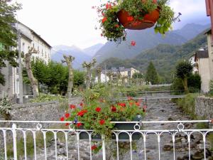 un ramo de flores colgando de una valla en Sur le GR10 et autres sentiers à Aulus-les-Bains, en Aulus-les-Bains