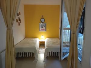 Un dormitorio con dos camas y un espejo. en Sur le GR10 et autres sentiers à Aulus-les-Bains, en Aulus-les-Bains