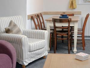 Ruang duduk di Holly Cottage