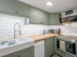 Dapur atau dapur kecil di Holly Cottage