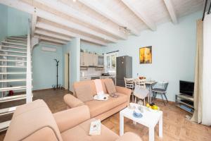 una sala de estar con un sofá y una mesa en Villa Magda Dione, en (( Klonátika ))