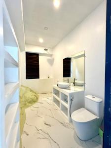 Gallery image of Middle Salad Beach House - 2 Bedroom, Sunset Seaview in Salad Beach