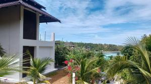 Salad Beach Bungalow - Sunset Seaview 2 bedroom في سالاد بيتش: منزل مطل على الماء +22 صورة