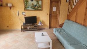 a living room with a couch and a tv at ÉTAGES PRIVÉE POUR 4 PERSONNES 2 CHAMBRES ET 1 SALE DE BAIN i in Roissy-en-France +7 photos