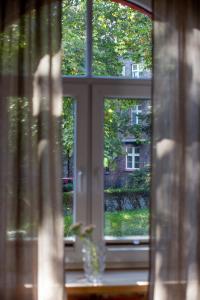 a window with a vase sitting on a window sill at wyciszy i ukoi apartament - w najpiękniejszej dzielnicy Katowic in Katowice