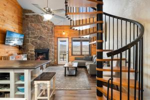 TV a/nebo společenská místnost v ubytování Rocky Mountain Retreat