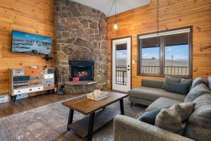 TV a/nebo společenská místnost v ubytování Rocky Mountain Retreat