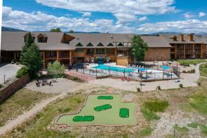 Bazén v ubytování Rocky Mountain Retreat nebo v jeho okolí