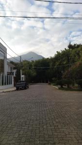 a parking lot with a mountain in the background at Apart 2 Ilha dos Araujos Rua 38 in Governador Valadares +16 photos