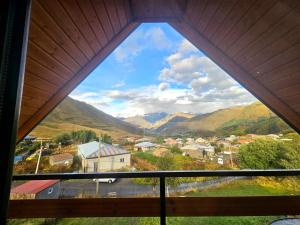 una ventana con vistas a la ciudad en Shelva Cottage kazbegi, en P'khelshe 19 fotos más