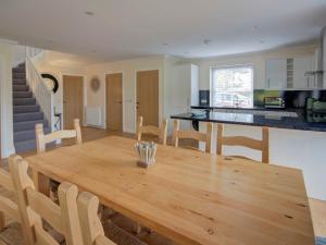 a kitchen and dining room with a wooden table and chairs at Darna House in Tain