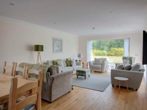 a living room with two couches and a table at Darna House in Tain