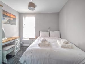 Postel nebo postele na pokoji v ubytování Apartment 4 The Dunes - Uk31824