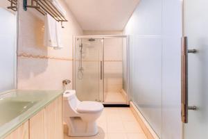 a bathroom with a toilet and a shower at Foshan Xingdu International Hotel in Foshan