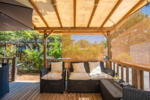 patio con 2 sedie e divano su una terrazza di Marinière a Sainte-Croix-de-Verdon Altre 15 foto