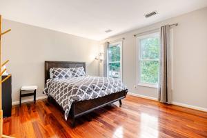 a bedroom with a bed and two windows at Cozy 3 bedroom and 2 bath Townhouse in Arlington