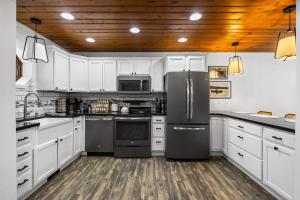 Kuchyň nebo kuchyňský kout v ubytování Lake Front ~ Firepit ~ Kayaks ~ SUPs ~ Yard Games