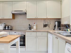 Kuchyň nebo kuchyňský kout v ubytování Laundry Cottage