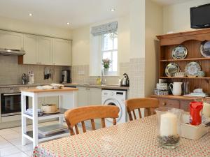 Kuchyň nebo kuchyňský kout v ubytování Laundry Cottage