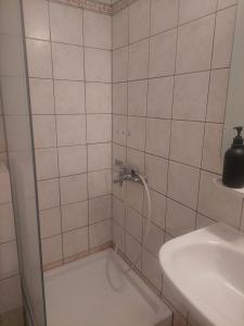 Ένα μπάνιο στο Rouchotas Studios by Viktor 1rst Floor