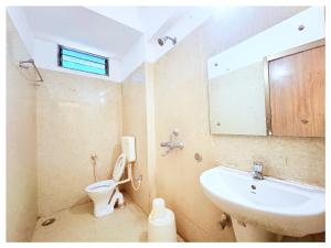 Koupelna v ubytování Hotel Sairaj - Inn Near Jagannath Temple - Swargadwar Beach - Bangali Market - Parking and Restaurant Facilities - Fully Air Conditioning Hotel - A Top Rated Best Hotel in Puri + 38 fotografií