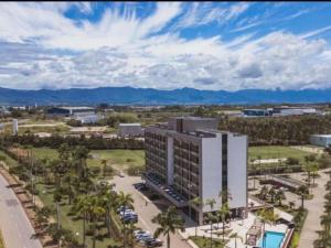 Una vista aérea de un edificio con palmeras. en ibis Styles Taubate, en Taubaté