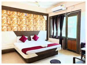 Postel nebo postele na pokoji v ubytování Hotel Sairaj - Inn Near Jagannath Temple - Swargadwar Beach - Bangali Market - Parking and Restaurant Facilities - Fully Air Conditioning Hotel - A Top Rated Best Hotel in Puri