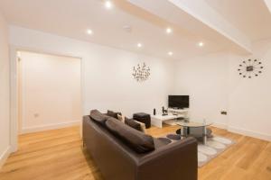 a living room with a couch and a table at Jubilee Cottage - Cwc75016 in Saint Breward
