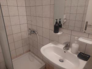 Ένα μπάνιο στο Rouchotas Studios by Viktor 1rst Floor