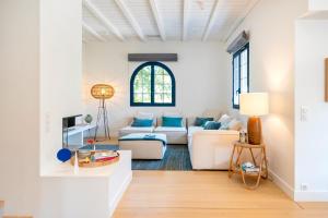 a living room with white furniture and a window at Iparra -Elégance, confort près golf in Soorts-Hossegor